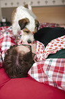 Frau mit Parson Russell Terrier