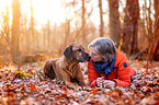 Frau mit Rhodesian Ridgeback