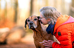 Frau mit Rhodesian Ridgeback
