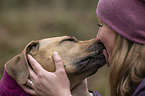 Frau und Rhodesian Ridgeback