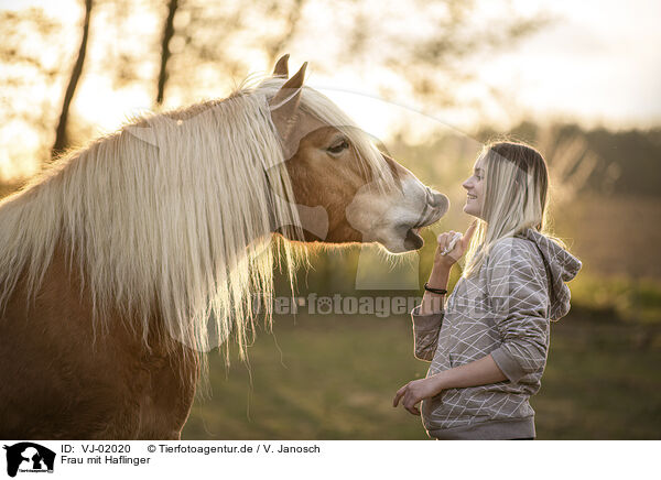 Frau mit Haflinger / woman with Haflinger / VJ-02020