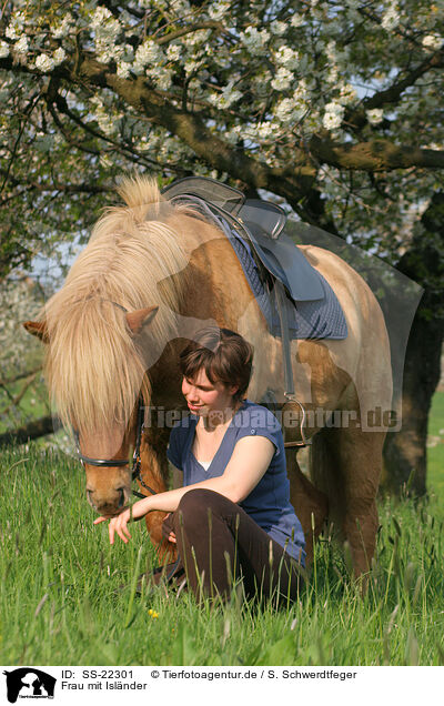 Frau mit Isl�nder / woman with Icelandic horse / SS-22301