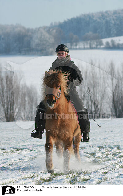 Frau reitet Isl�nder / woman rides Icelandic horse / PM-05538