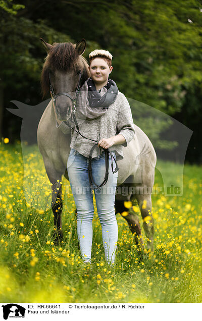 Frau und Isl�nder / woman and Icelandic horse / RR-66641