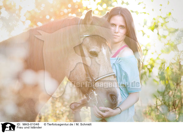Frau und Isl�nder / woman and Icelandic horse / MAS-01046