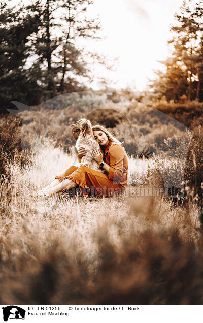 Frau mit Mischling / woman with mongrel / LR-01256