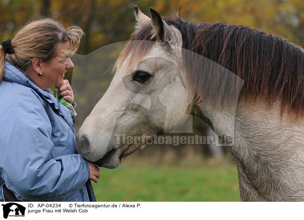 junge Frau mit Welsh Cob / young woman with Welsh Cob / AP-04234
