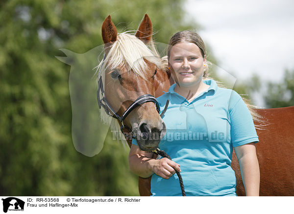 Frau und Haflinger-Mix / woman and crossbreed / RR-53568