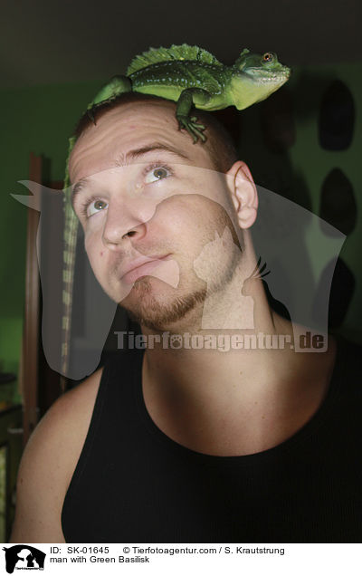 Mann mit Stirnlappenbasilisk / man with Green Basilisk / SK-01645