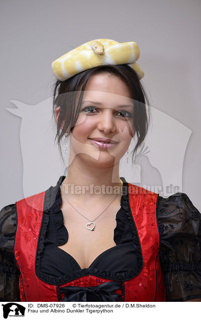 Frau und Albino Dunkler Tigerpython / woman and Albino Burmese python / DMS-07926
