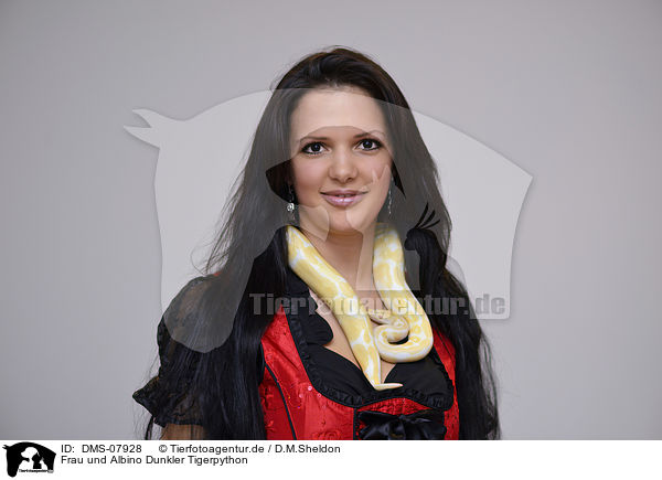 Frau und Albino Dunkler Tigerpython / woman and Albino Burmese python / DMS-07928