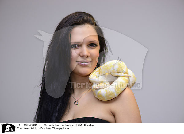Frau und Albino Dunkler Tigerpython / woman and Albino Burmese python / DMS-08016