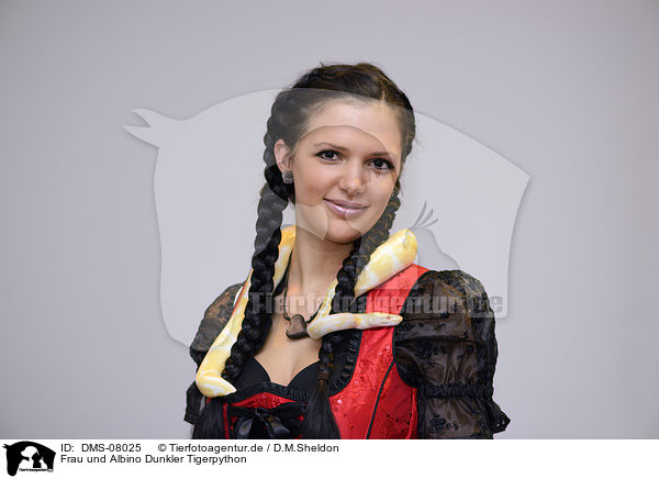Frau und Albino Dunkler Tigerpython / woman and Albino Burmese python / DMS-08025