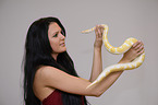 Frau und Albino Dunkler Tigerpython