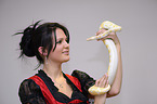 Frau und Albino Dunkler Tigerpython