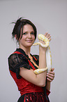 Frau und Albino Dunkler Tigerpython