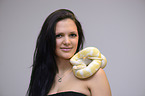 Frau und Albino Dunkler Tigerpython