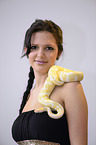 Frau und Albino Dunkler Tigerpython