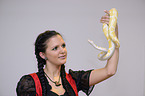 Frau und Albino Dunkler Tigerpython