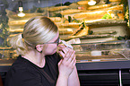 Frau mit Leopardgecko