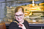 Frau mit Leopardgecko