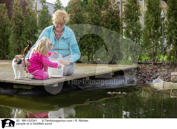 Menschen an einem Goldfischteich / people at a Goldfish pond / RR-102241
