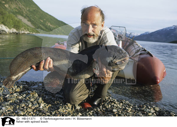 fisher with spined loach / HB-01371