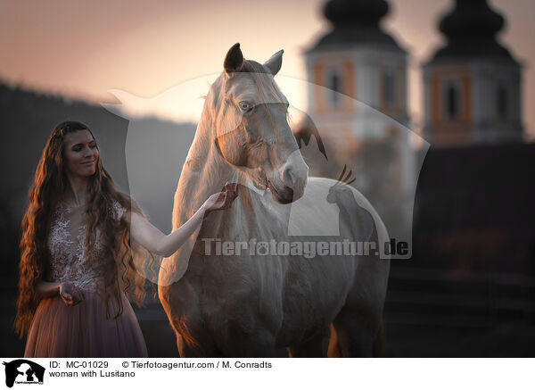 Frau mit Lusitano / woman with Lusitano / MC-01029