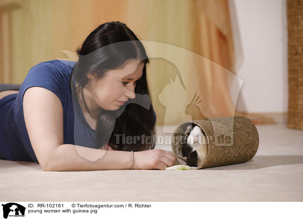junge Frau mit Meerschweinchen / young woman with guinea pig / RR-102161