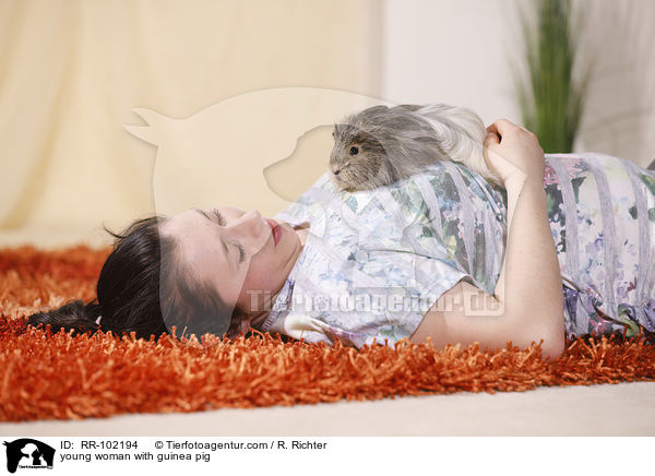 junge Frau mit Meerschweinchen / young woman with guinea pig / RR-102194