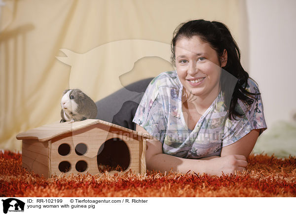 junge Frau mit Meerschweinchen / young woman with guinea pig / RR-102199