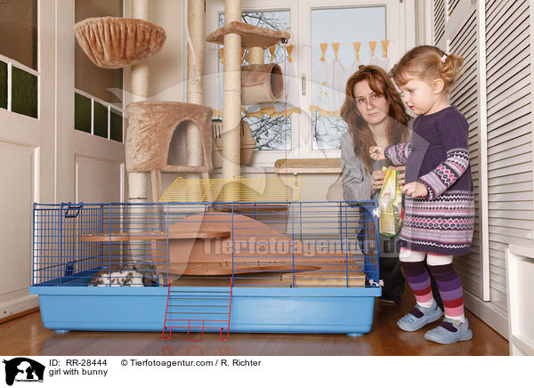 kleines Mdchen mit Kaninchen / girl with bunny / RR-28444