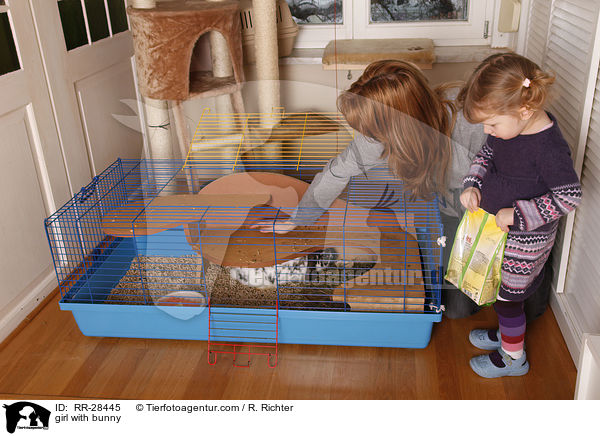 kleines Mdchen mit Kaninchen / girl with bunny / RR-28445