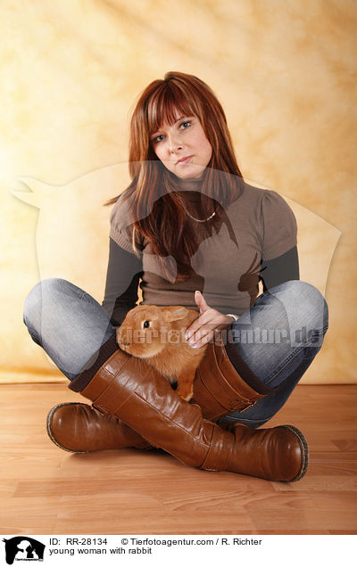 junge Frau mit Kaninchen / young woman with rabbit / RR-28134