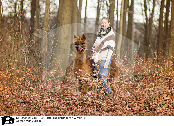 Frau mit Alpaka / woman with Alpaca / JAM-01246