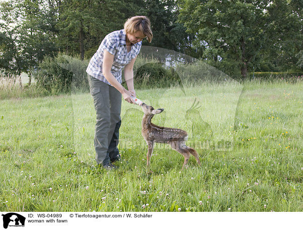 Frau mit Rehkitz / woman with fawn / WS-04989