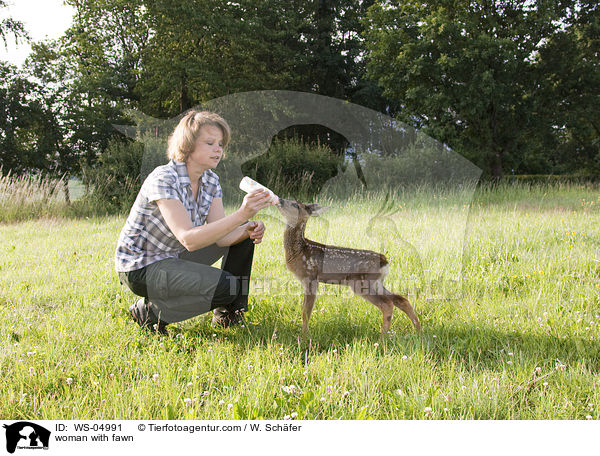 Frau mit Rehkitz / woman with fawn / WS-04991